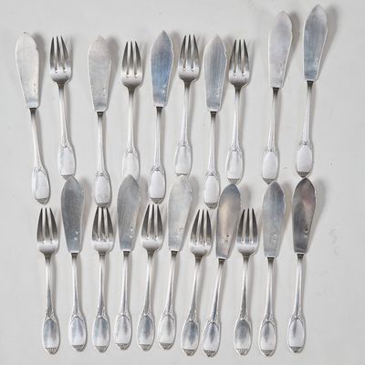 beaucoup de cuillères et de fourchettes en argent sur la table