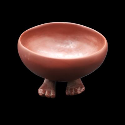 un bol marron muni de pieds, sur fond noir