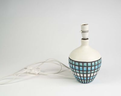 un vase bleu et blanc orné d'un motif noir et blanc