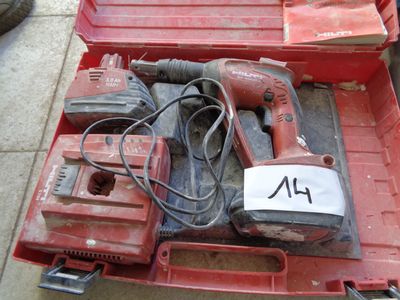 une boîte à outils rouge avec des outils sur le sol