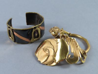 une paire de bracelets manchette en or et émail noir, ainsi qu'un bracelet en or et émail noir