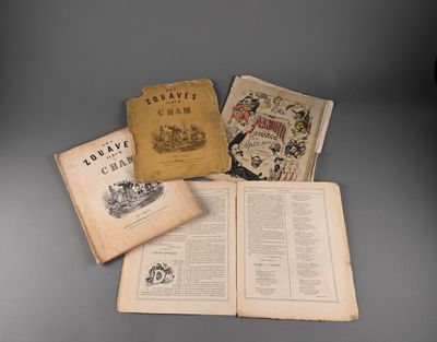 plusieurs vieux livres posés les uns sur les autres sur une table