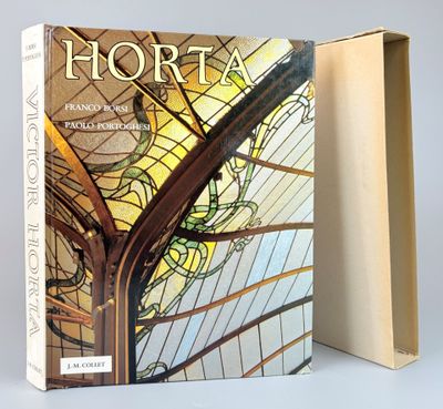 le livre est ouvert pour montrer l'intérieur d'un bâtiment