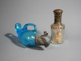 une petite bouteille en verre et une autre petite bouteille en verre, l'une à côté de l'autre