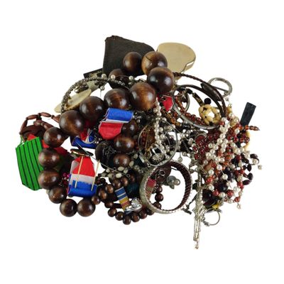 une pile de bijoux assortis sur une surface blanche