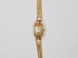 gros plan d'une montre-bracelet sur une surface blanche