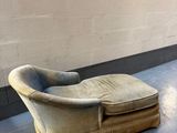 un fauteuil et un pouf dans un coin de la pièce