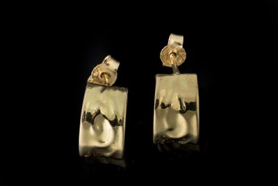 boucles d'oreilles plaquées or ornées de motifs noirs et blancs