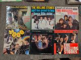 une table sur laquelle sont posés plusieurs disques