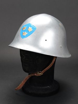 un casque argenté orné d'une étoile bleue sur le côté