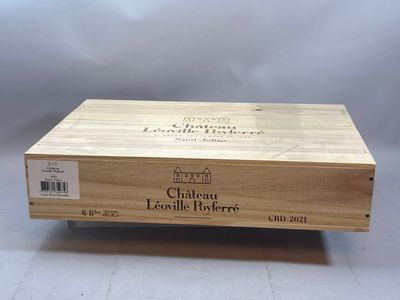la caisse en bois est vide et prête à être remplie de vin