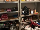 une pièce dont les étagères contiennent beaucoup d'objets