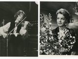 photographie en noir et blanc représentant une femme jouant du violon et un homme jouant du violon