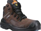 un gros plan sur une paire de bottes de travail marron sur fond blanc