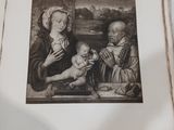 une vieille photo d'une femme tenant un bébé sur ses genoux