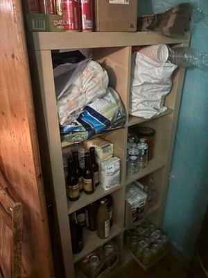 un garde-manger dont les étagères regorgent de nourriture et de boissons