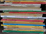 plusieurs livres empilés dans une boîte