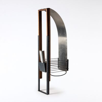 une sculpture en métal surmontée d'un porte-revues