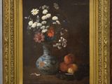 un tableau représentant des fleurs dans un vase et des pêches posées sur une table