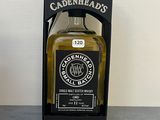 une bouteille de whisky posée sur une table à côté d'un coffret
