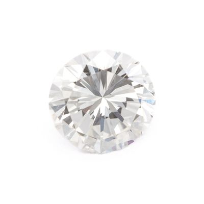 gros plan d'un diamant sur une surface blanche