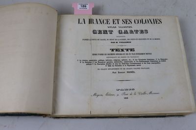 un livre ouvert, sur lequel figurent des caractères chinois, posé sur une table