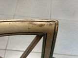 un gros plan d'une chaise en métal dont l'assise est sale