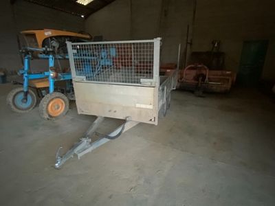 une petite remorque équipée d'une cage à l'arrière