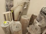 de nombreux rouleaux de tissu dans une boîte posée par terre