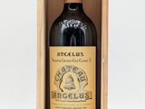 une bouteille de vin rouge dans un coffret en bois