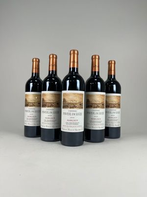 quatre bouteilles de vin sont alignées sur une table