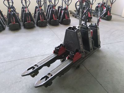 de nombreux types de machines différents dans un garage