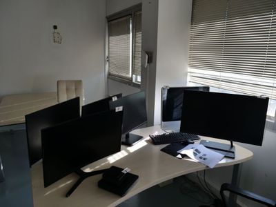 un bureau sur lequel sont posés deux écrans d'ordinateur et un clavier