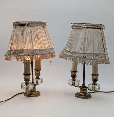 deux lampes placées l'une à côté de l'autre sur une table