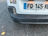 un gros plan de la plaque d'immatriculation à l'arrière d'une voiture