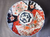 une assiette ornée d'un motif posée sur une table