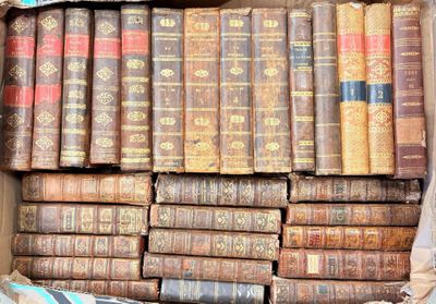une boîte remplie de vieux livres posée sur une table