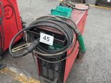 de nombreux types d'équipements de soudage dans un parking