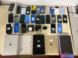 a lot of cell phones that are sitting on a table