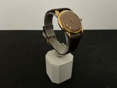 une montre posée sur un support sur une table