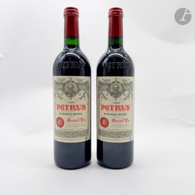 deux bouteilles de vin rouge posées l'une à côté de l'autre sur une surface blanche