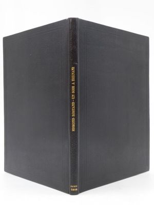 un livre noir avec une bordure dorée et une couverture noire