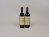 deux bouteilles de vin posées sur une table l'une à côté de l'autre