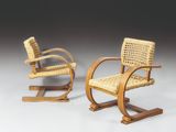 deux chaises en bois avec des assises en osier sur fond blanc