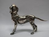 figurine de chien en métal argenté sur fond blanc