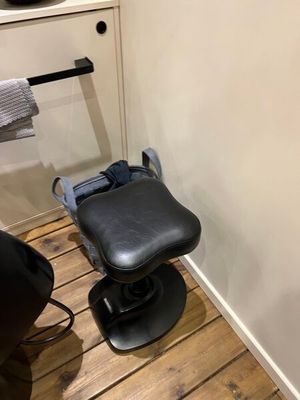 une chaise qui se trouve dans le coin d'une pièce