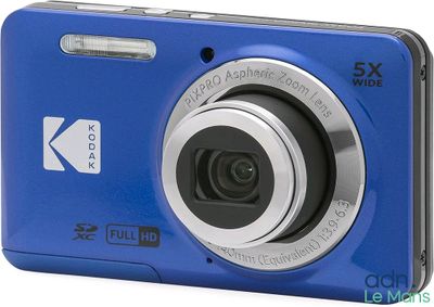 une photo représentant un appareil photo numérique bleu posé sur une surface blanche