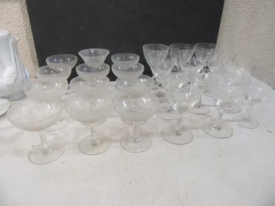 61.56 - Lot DE Verres A Pied ET Coupes A Champagne Different…