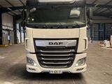 un camion blanc garé dans un entrepôt