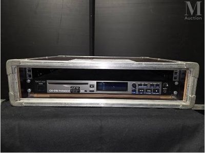 une photo d'une chaîne hi-fi posée sur une table noire